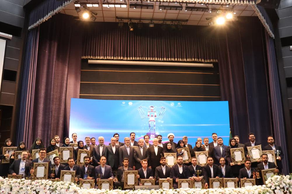 معرفی و تجلیل از دانشجوی دانشگاه بین المللی امام خمینی (ره) به عنوان دانشجوی نمونه کشوری